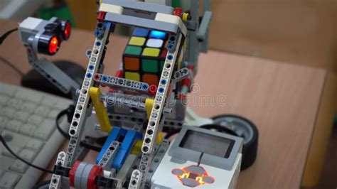 How to Make a Mini LEGO Cube Bot Tutorial 的图像结果