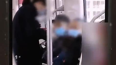 重庆地铁回应女孩被疑偷拍遭打伤