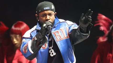 Kendrick Lamar and SZA deliver a stadium-worthy performance - BBC News