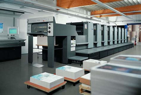 在印刷厂工作操作印刷机高清图片下载-正版图片506039473-摄图网