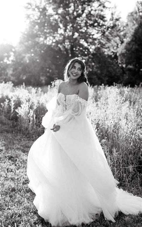Boho A-Line Wedding Dress with Lace and Tulle Off-the-Shoulder Sleeves