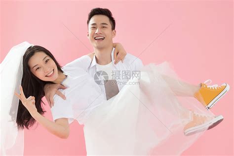 幸福的青年男人抱起女朋友-包图企业站