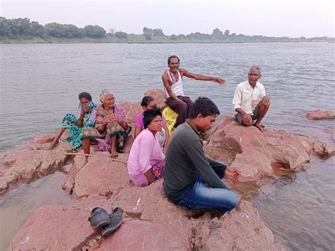 गडचिरोलीः महिला कामगारांना घेऊन जाणारी बोट वैनगंगा नदीपात्रात उलटली ...