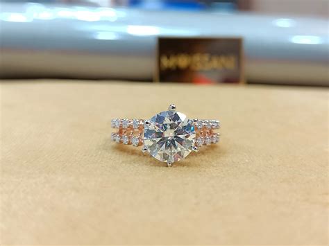 Moissanite Round Shape Ring - Moissani.in