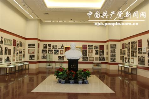 人物照片：1938年毛泽东与参加井冈山斗争的部分指战员在延安合影--毛主席纪念堂--人民网