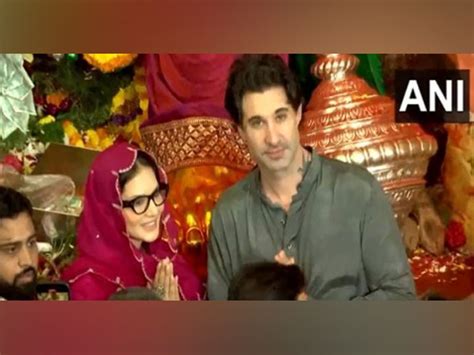 Sunny Leone, Daniel Weber offer prayers at Mumbai's Lalbaugcha Raja