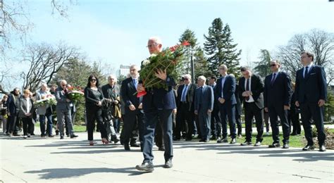 Novosti.rs | Galerija | BILI SMO SAMO DECA: U Tašmajdanskom parku odata ...