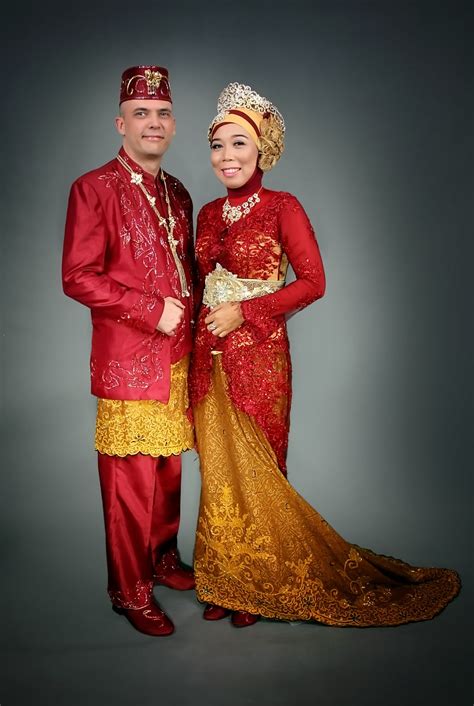 Indonesian Women Traditional Clothing