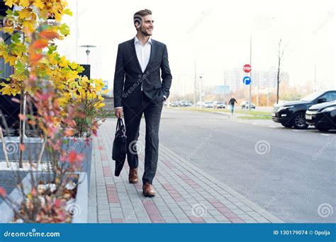 Business Man Walking 的图像结果