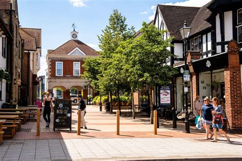 In Sevenoaks town centre, stroll along the High Street with its independent shops, Sevenoaks Bookshop, cafés and pubs. It works well for a relaxed Saturday: a quick visit to the market, a coffee, then a walk up to Knole.