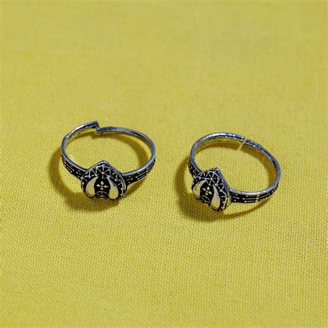 Grey Antique Silver Finish Oxidised Brass Base Toe Ring (Adjustable)