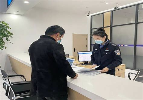 海阳市政府 部门动态 海阳市政务服务中心出入境窗口民警细心服务群众赢点赞 异地委托办理政策解群众燃眉之急