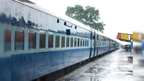 व्यक्ति की जान बचाने के लिए करीब 1 KM वापस आई ट्रेन, जानिए क्या है पूरा ...