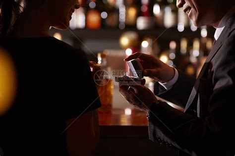上班族在酒吧喝酒高清图片下载-正版图片502209131-摄图网