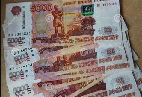 俄罗斯人的纠结，手中的卢布换成人民币还是美元更保值？_腾讯新闻