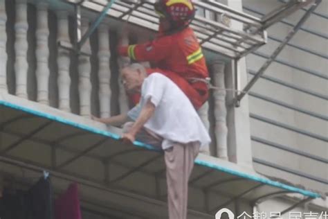 安徽：芜湖老人高楼失足 滑落阳台雨棚命悬一线