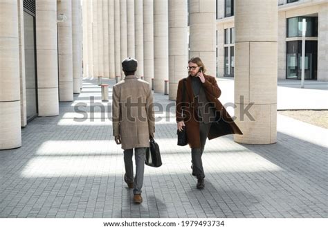 Business People Walking a Straight Line 的图像结果