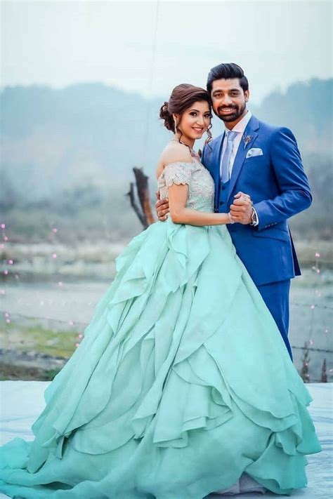 Western pre wedding shoot dresses ideas for millennial couples – Artofit