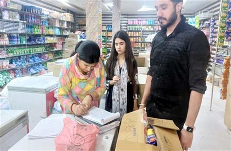 खाद्य आपूर्ति विभाग की कार्रवाई, प्रतिबंधित पॉलीथीन के प्रयोग पर 5 ...