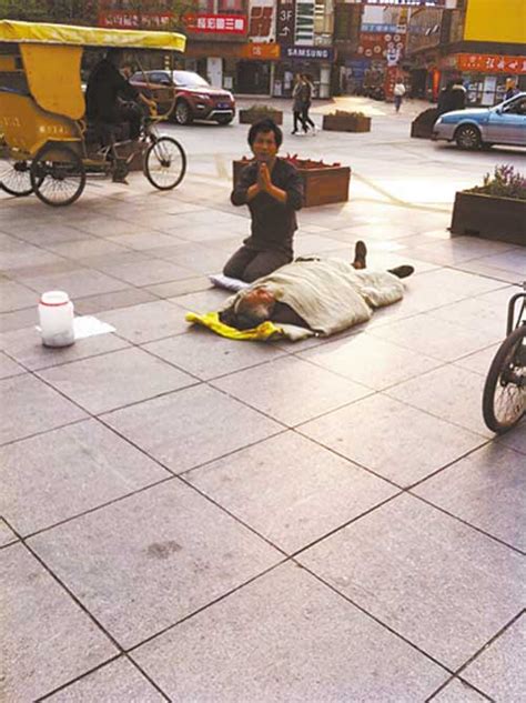 父亲躺着称病儿子磕头要钱-磕头,父亲,乞讨者-中国宁波网-新闻中心