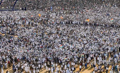 दस्तावेजों में गड़बड़ियां ठीक कराने के लिए क्यों मुस्लिमों में लगी है ...