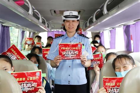安徽芜湖交警为41名西藏班考生送上“助考大礼包”-人民图片网