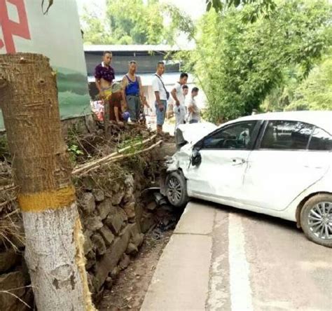宜宾发生车祸，一女司机受伤严重，车头撞得稀巴烂！_搜狐汽车_搜狐网