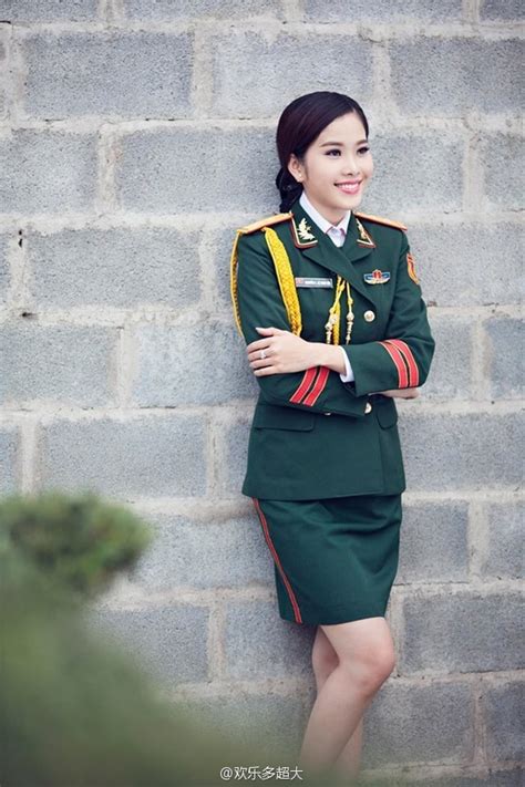 越南女兵穿新式军服大拍靓照 让人大饱眼福