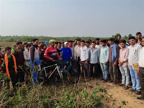 MP: फिर अनोखे अंदाज में दिखे कलेक्टर आदित्य, 65 KM साइकिल चलाकर पहुंचे ...