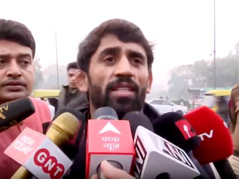 PM को पद्मश्री लौटने पहुंचे बजरंग पूनिया, पुलिस ने रोका फुटपाथ पर रखा ...