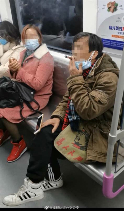 成都一男子地铁吸烟吐口水 遭行政拘留5日 - 封面新闻