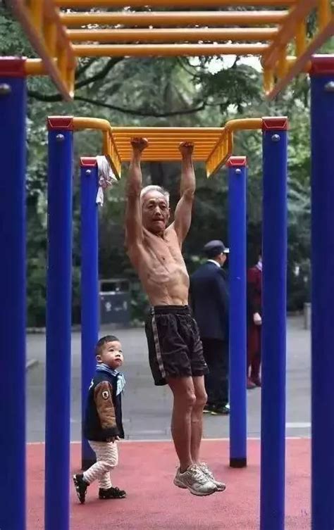 健身房算什么？公园才是健身圣地，73岁老大爷俯卧撑100个起步_训练
