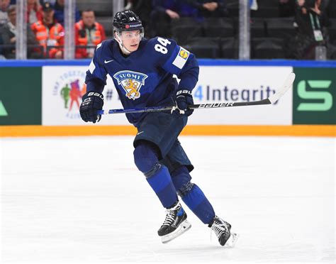 IIHF - U.S. tops host Finland in opener