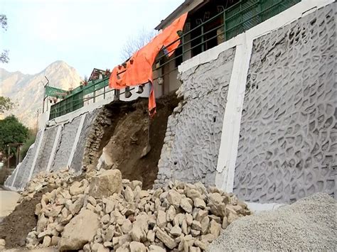 Sinking Joshimath: Admin sounds alert, asks residents to move to relief ...