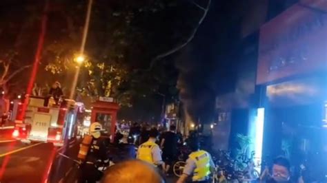 上海黄浦一网吧凌晨发生火灾黑烟滚滚，消防：未造成人员伤亡_凤凰网视频_凤凰网