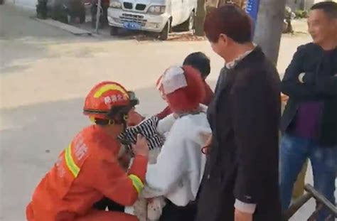 只为团聚！消防员归队途中 家人带着孩子在路边等候-中国好故事