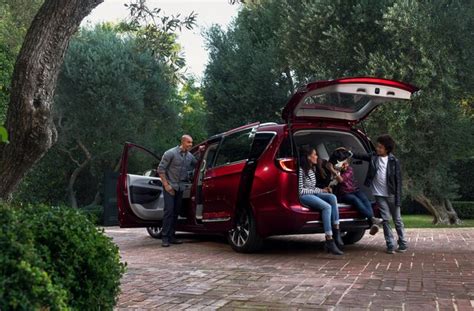 2017 Chrysler Pacifica: Best Minivan for the Money | U.S. News