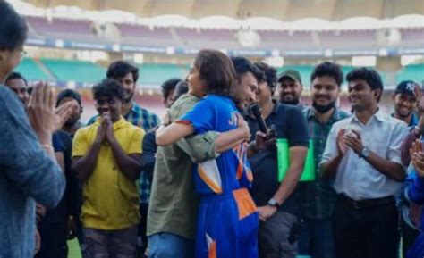 [In Pictures] Anushka Sharma and Jhulan Goswami at the wrap of Chakda ...
