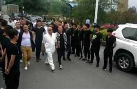 山西"黑老大"出狱百人列队迎接 3天后再被拘_ 视频中国