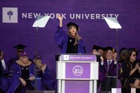 在2022年纽约大学毕业典礼上 博士霉霉发表演讲_江南时报