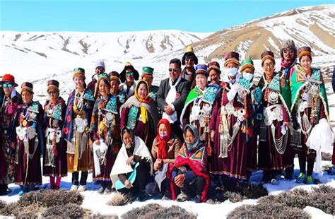 उपचुनाव : विश्व के सबसे ऊंचे मतदान केंद्र पर लोगों ने पारंपरिक वेशभूषा ...