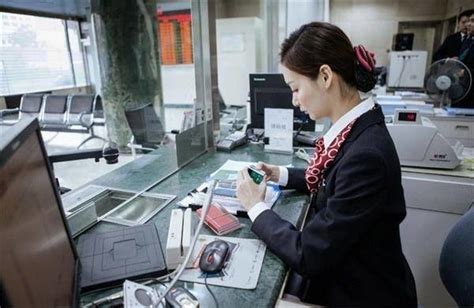 惊爆广州银行员工工资被打折高达6成 上海海关罚没旅客物品不再“私分” ＊ 阿波罗新闻网