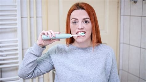 Are you brushing your teeth properly? Dentist shares 8 tips to follow ...