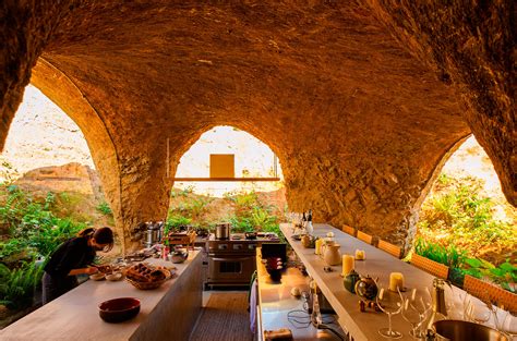 The duality of space inside a cave. House & Restaurant by Junya ...