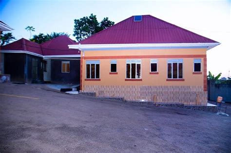 PYRAMID MOTEL (Masaka) - Inn Reviews & Photos - Tripadvisor