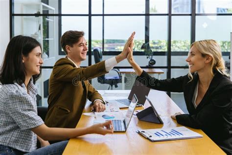 Business Person Meeting 的图像结果