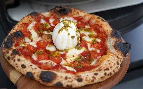 Burrata-Pizza mit Pesto in Kirschtomaten - BBQPit.de - Grillrezepte ...