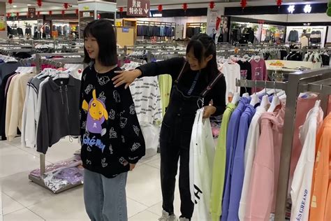 今天进县城了，一家人去商场买衣服，媳妇试穿这款可真合适_凤凰网视频_凤凰网