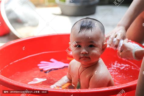 儿童洗澡_正版商业图片_昵图网nipic.com