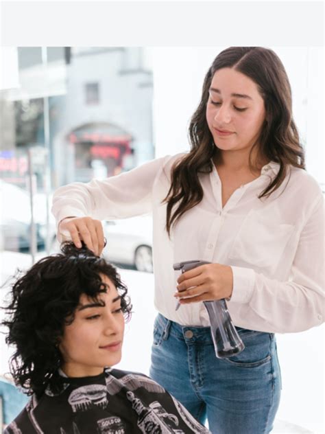 9 Things Customers Do That Hairstylists Hate | Times Now